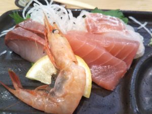 新大阪 魚屋スタンドふじ 刺身三種盛り
